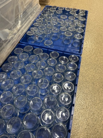 1436283-5 Samling med glasburkar, silikonformar, engångsmaterial och sopkärl