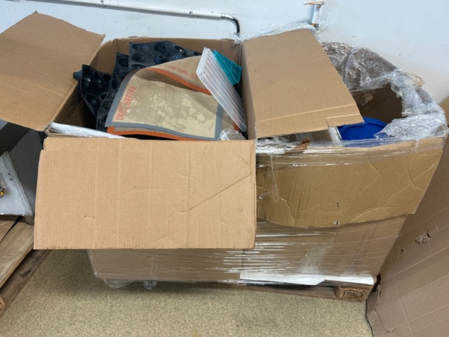 1436283-8 Samling med glasburkar, silikonformar, engångsmaterial och sopkärl