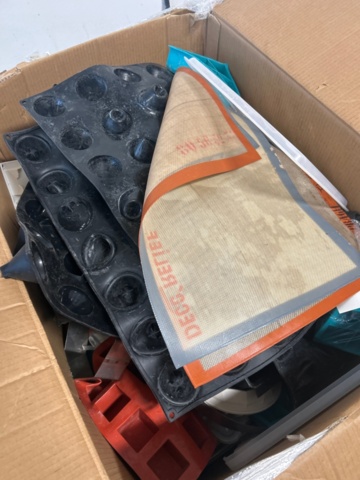 1436283-9 Samling med glasburkar, silikonformar, engångsmaterial och sopkärl