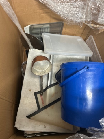 1436283-10 Samling med glasburkar, silikonformar, engångsmaterial och sopkärl