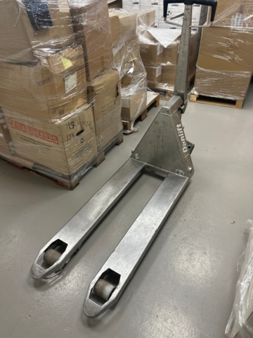 1436273-23 Ca 20 pallar med både vikta och ovikta kartonger inkl palldragare