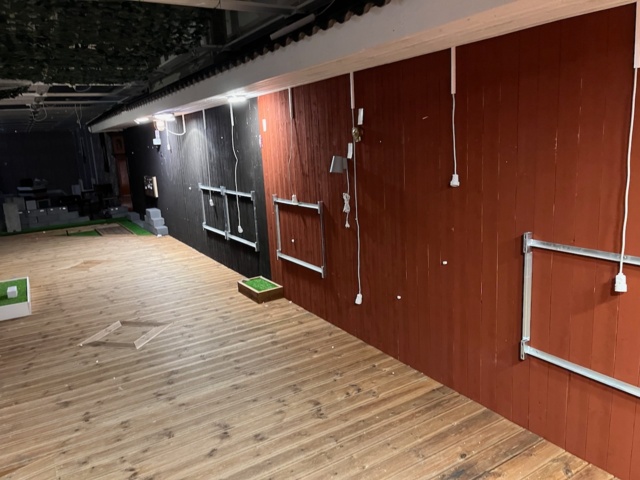 1197495-3 Wooden panels and concrete tiles