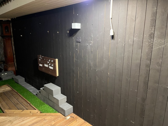 1197495-5 Wooden panels and concrete tiles