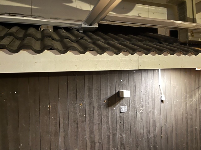 1197495-9 Wooden panels and concrete tiles