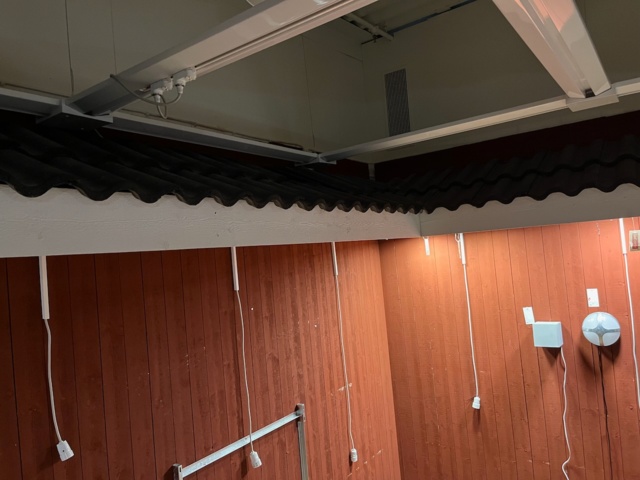 1197495-11 Wooden panels and concrete tiles