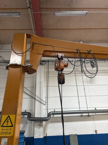 1444877-2 Pelarsvängkran med el-telfer – 250 kg