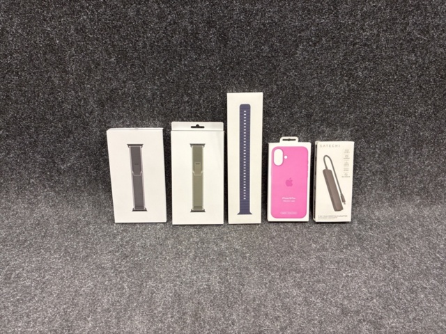 1472425-1 Armband till Apple Watch, Silikonskal & Multiport docking