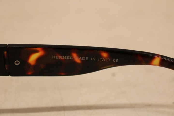 1416748-18 Wristwatch, power bank, sunglasses, etc.