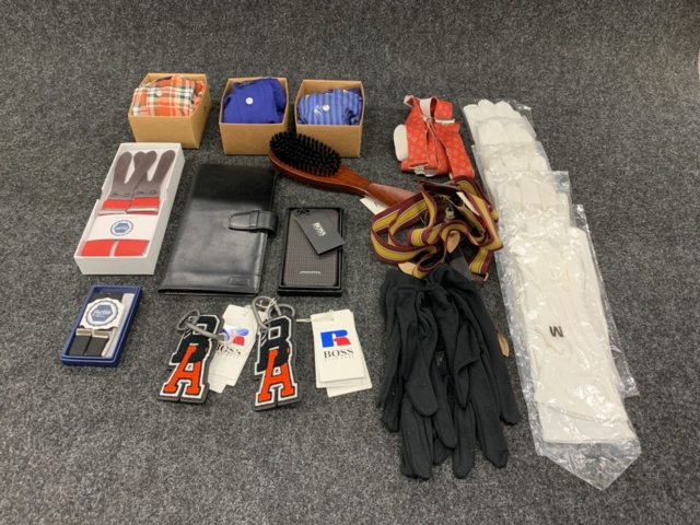 1472737-1 Kalsonger, hängslen, borste, mobilskal m.m.