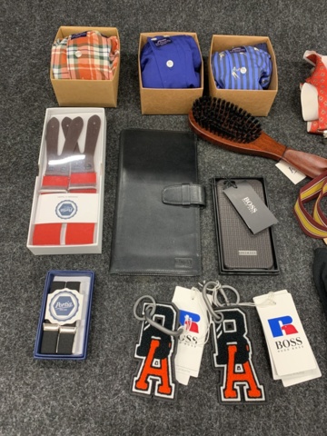 1472737-3 Kalsonger, hängslen, borste, mobilskal m.m.