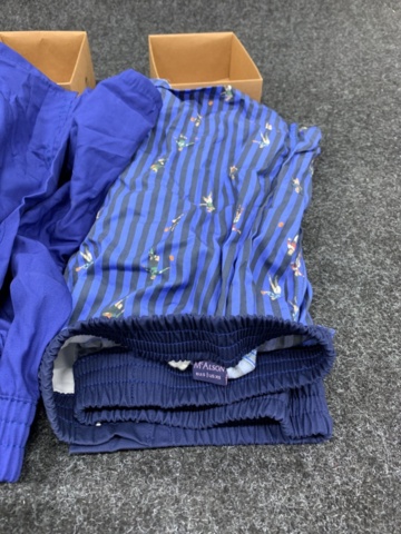 1472737-5 Kalsonger, hängslen, borste, mobilskal m.m.