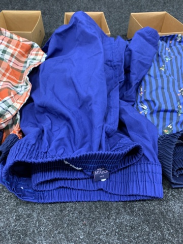 1472737-6 Kalsonger, hängslen, borste, mobilskal m.m.