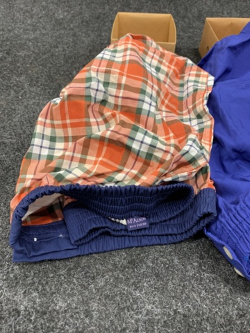 1472737-7 Kalsonger, hängslen, borste, mobilskal m.m.