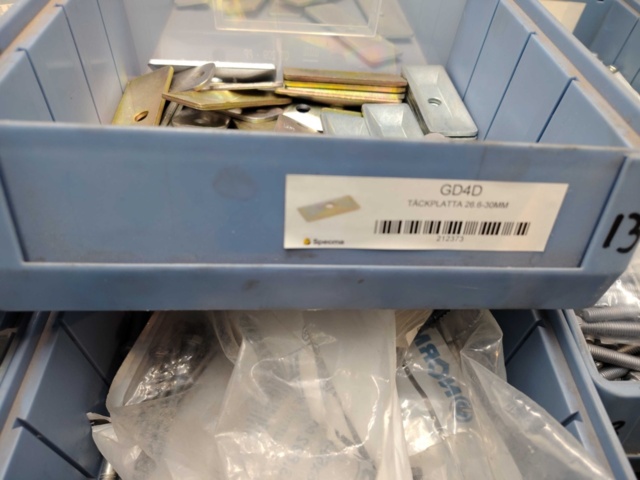 1472869-4 Fasteners, lot – mixed, bolt and cover plates