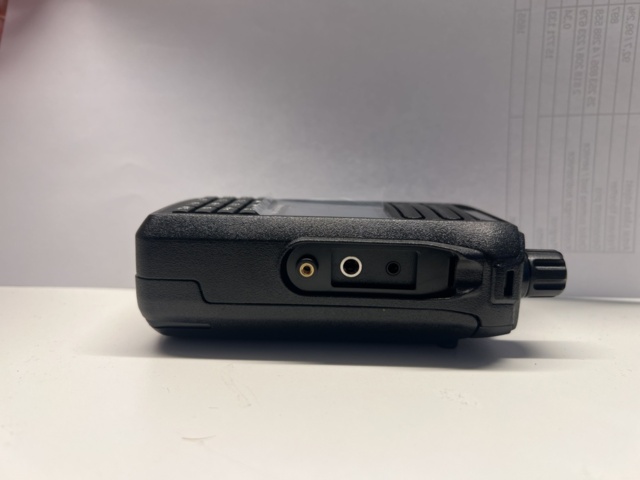 1252065-8 2 walkie talkies UNIWA-8900