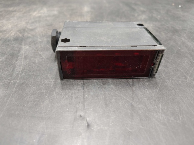 1472879-6 Photosensor - Omron - photoelectric, reflective, IP67, 12-240 V