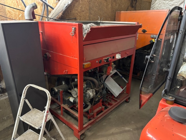 1404414-1 Loose wool machine with petrol engine – unknown make/model