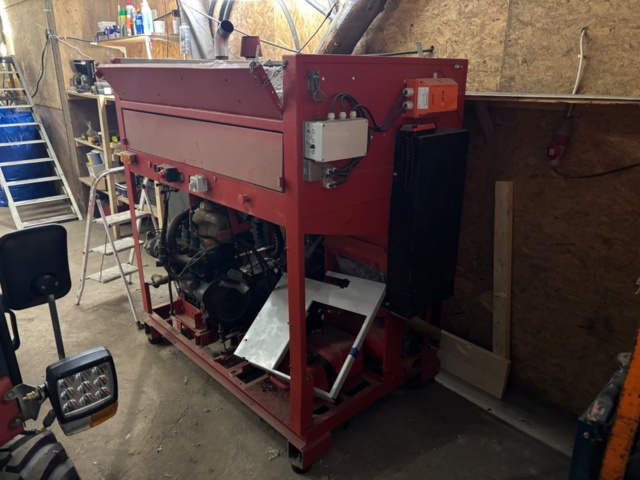 1404414-4 Loose wool machine with petrol engine – unknown make/model