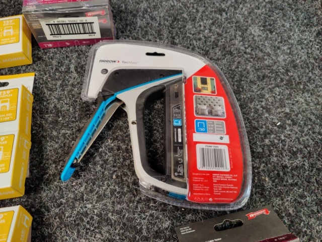 1475542-4 Staple gun & staples