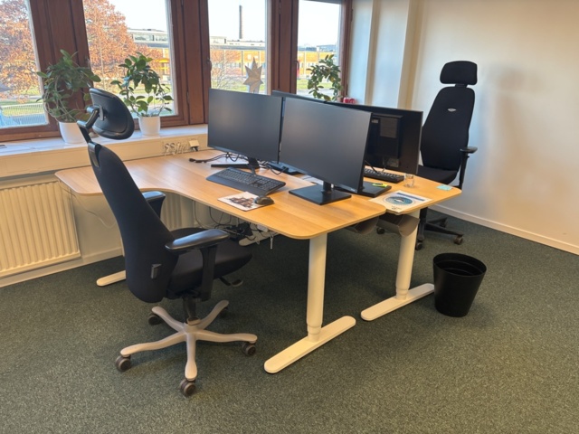 1368226-1 Office furniture - Desks, screens, chairs, etc.