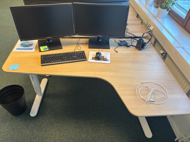 1368226-4 Office furniture - Desks, screens, chairs, etc.