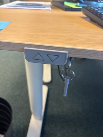 1368226-5 Office furniture - Desks, screens, chairs, etc.