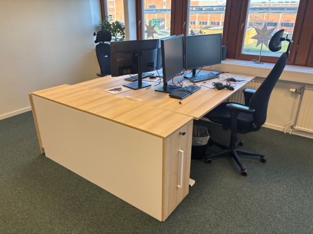 1368227-1 Office furniture - Desks, chairs, screens, etc.