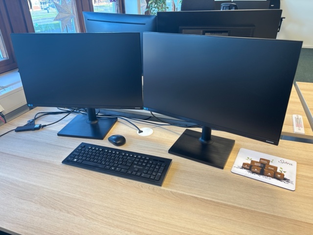 1368227-4 Office furniture - Desks, chairs, screens, etc.