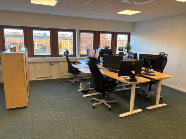 1368228-1 Office furniture - Desks, screens, office chairs, etc.