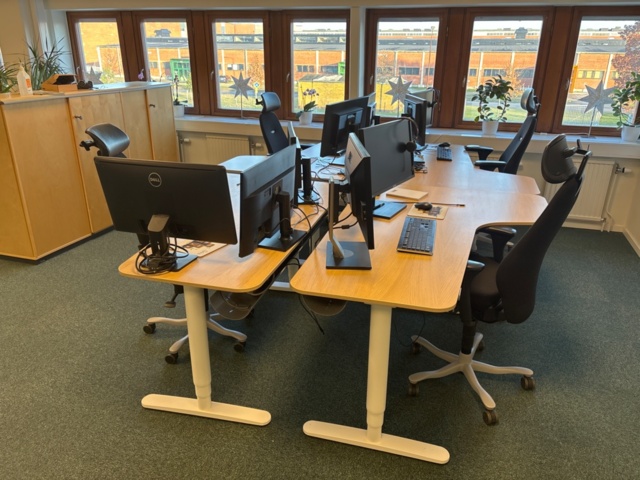 1368228-2 Office furniture - Desks, screens, office chairs, etc.