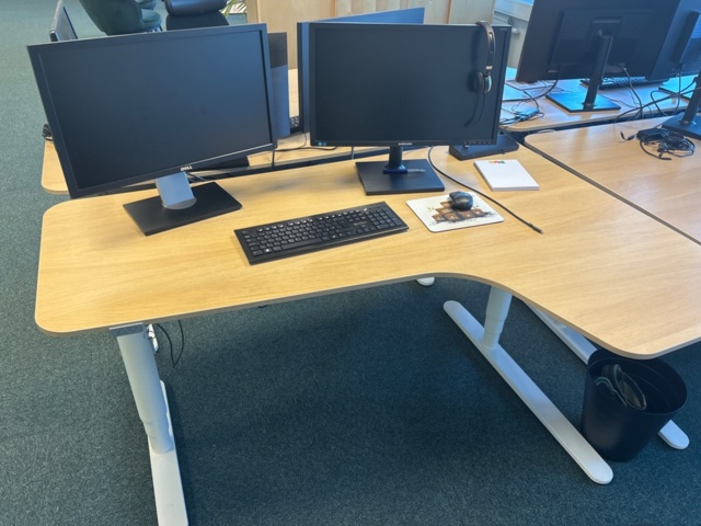 1368228-3 Office furniture - Desks, screens, office chairs, etc.