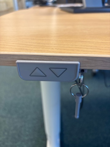 1368228-4 Office furniture - Desks, screens, office chairs, etc.