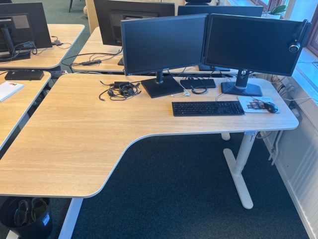 1368228-6 Office furniture - Desks, screens, office chairs, etc.