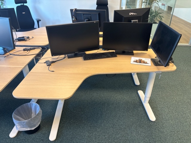 1368228-7 Office furniture - Desks, screens, office chairs, etc.