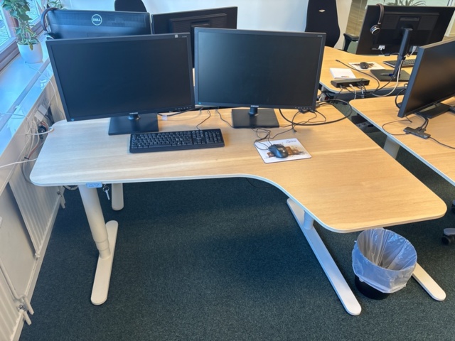 1368228-8 Office furniture - Desks, screens, office chairs, etc.