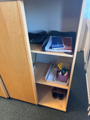 1368228-10 Office furniture - Desks, screens, office chairs, etc.