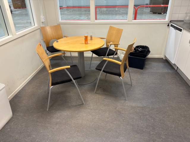 1368239-5 Furniture & loose contents in kitchen