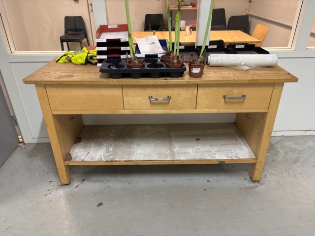 1368239-10 Furniture & loose contents in kitchen