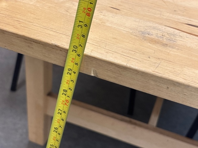 1368239-4 Furniture & loose contents in kitchen