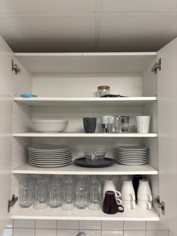 1368239-8 Furniture & loose contents in kitchen