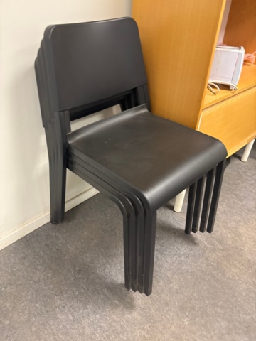 1368239-9 Furniture & loose contents in kitchen