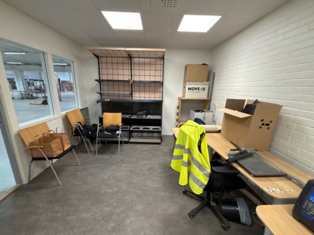 1368242-1 Office furniture - Desks, filing cabinets, shelves, etc.