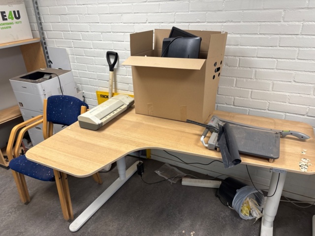 1368242-4 Office furniture - Desks, filing cabinets, shelves, etc.