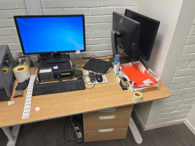 1368242-5 Office furniture - Desks, filing cabinets, shelves, etc.