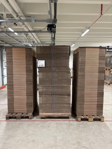 1368244-1 Pallets 3 pcs with cardboard boxes