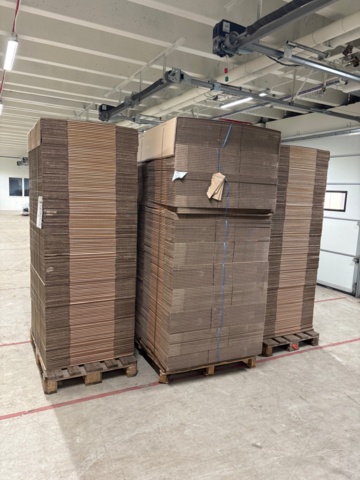 1368244-3 Pallets 3 pcs with cardboard boxes