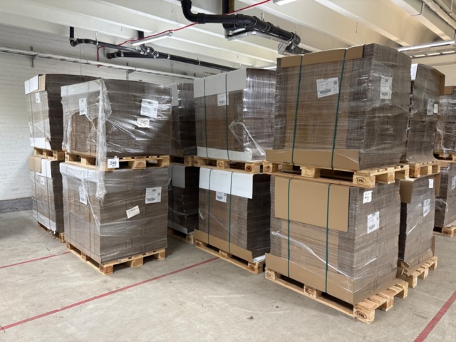 1368246-3 Pallets 30 pcs with slotted boxes