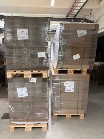 1368247-1 Pallar ca 16 st med slitslådor