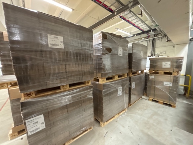 1368247-2 Pallar ca 16 st med slitslådor