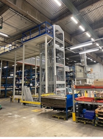 1411399-2 Vertikaltransportör / Höglager-hiss, Swisslog / Inter System – Komplett anläggning